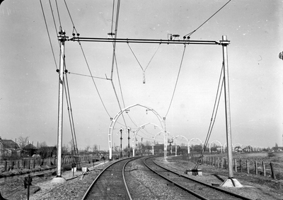 167144 Gezicht op de spoorlijn bij Groenekan, kort na de electrificatie, met op de voorgrond een bovenleidingsportaal ...